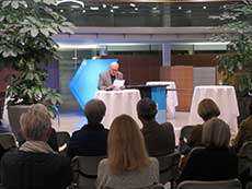 Erzählnacht 2015 in der Schalterhalle der AKB Aarau. Der Schauspieler Hansrudolf Twerenbold liest die Texte.