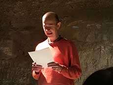 Schauspieler und Regisseur Armin Kopp aus Bern liest streng geheime Texte, verfasst von den Kursteilnehmenden, in den Meyerschen Stolle von Aarau.n